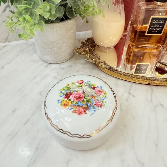 Vintage Porcelain Trinket box With Doves and Roses - Picture 5 of 11